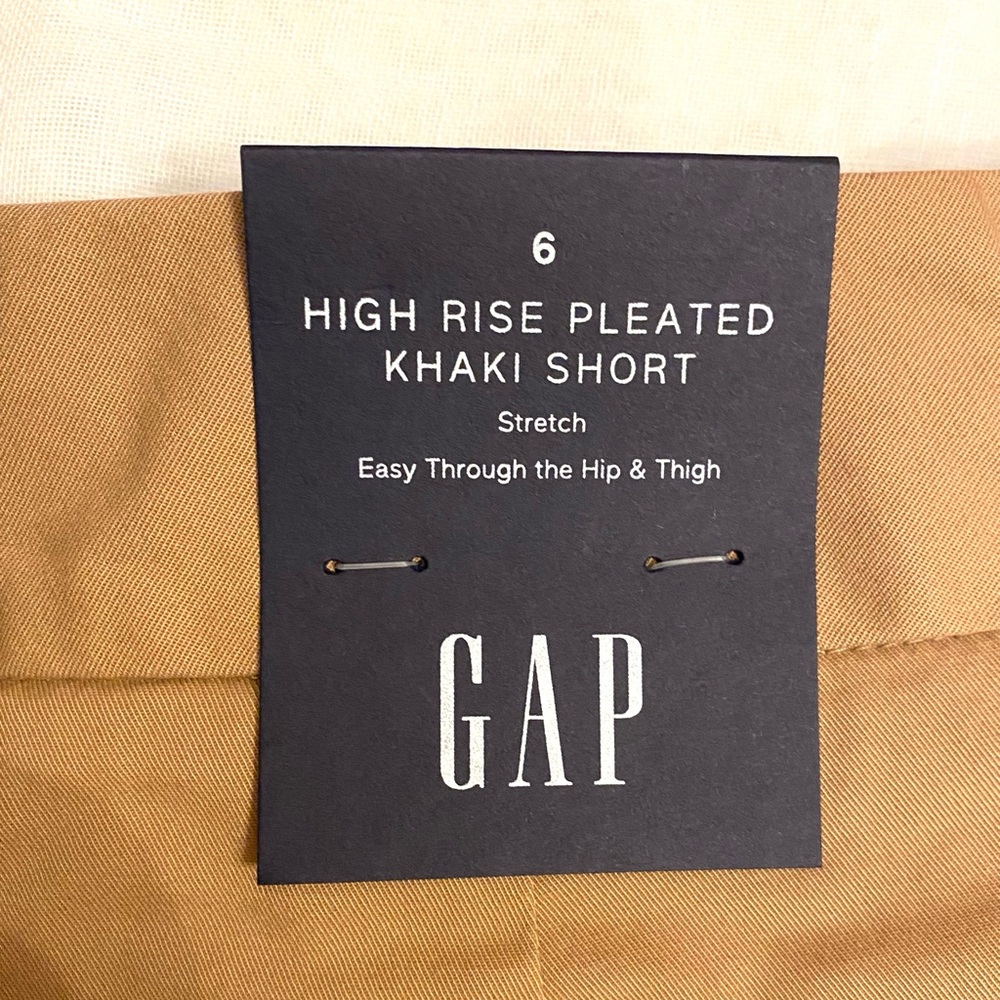GAP Women's Pleated Khaki Mojave High Rise Shorts | Pockets front and back - Picture 3 of 10